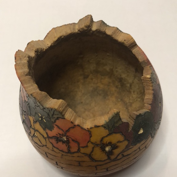 Artisan Carved Hand Painted Gourd Brick and Pansies Signed SLA 2005 - Picture 5 of 6